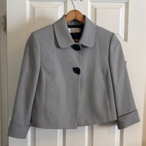 EUC Tahari Women's Black and White Houndstooth Cropped Blazer Jacket, size 8
